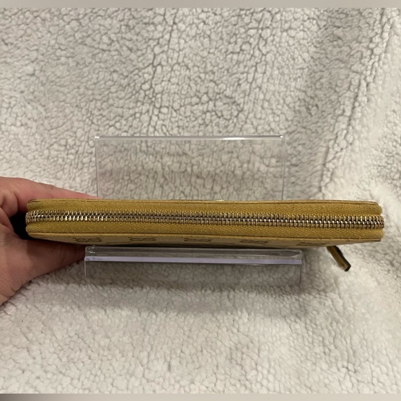 Gucci Tan GG Monogram Zip Around Wallet - Picture 4 of 12